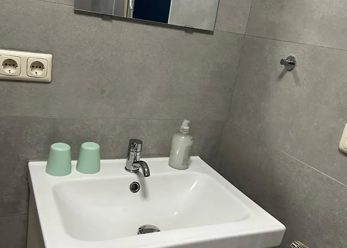 胶囊旅馆 A Niederkorn